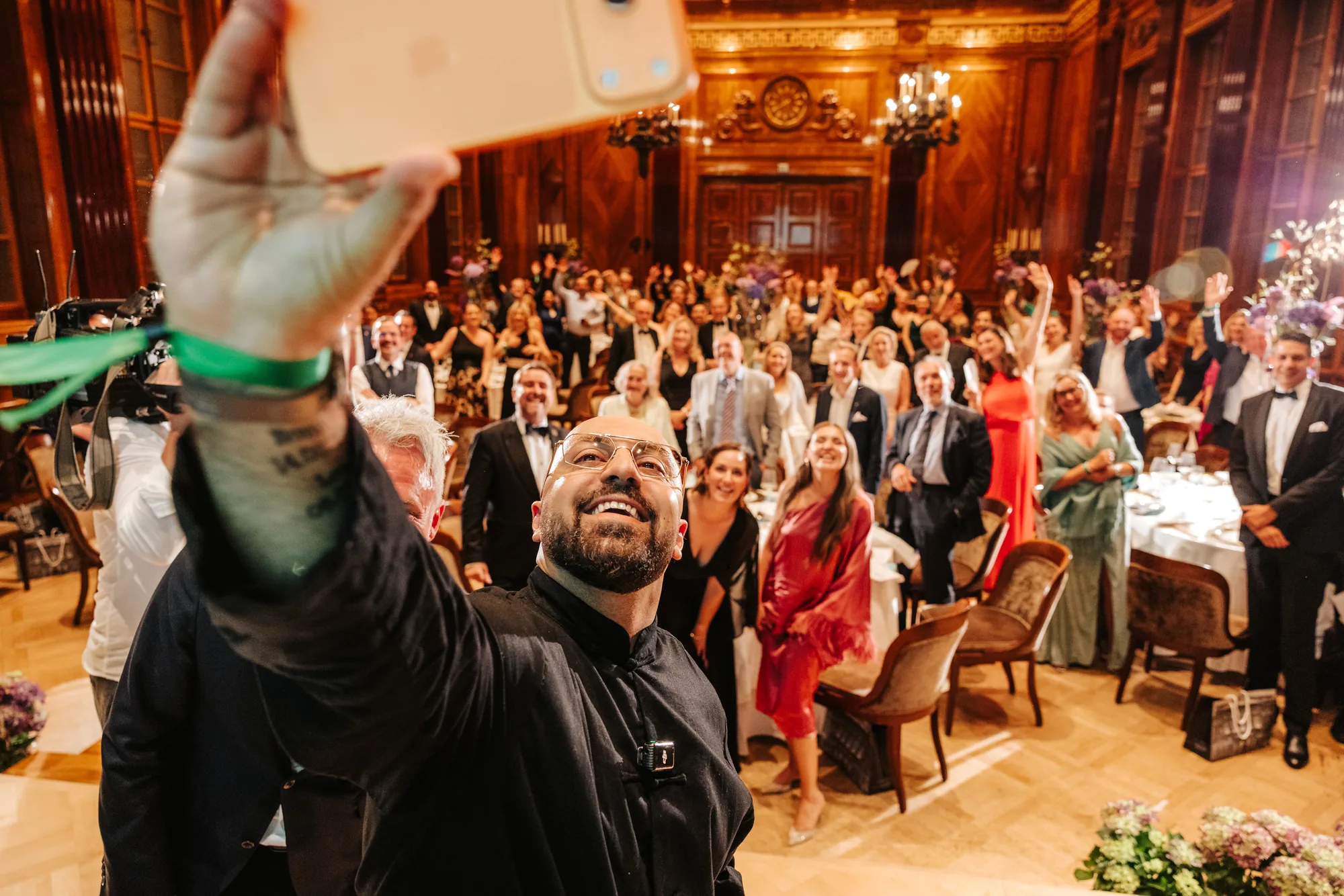 Ali Mahlodji taking a selfie with the audience of a gala evening