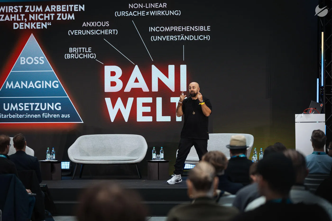 Ali Mahlodji in front of the “BANI world” slide at a leadership conference