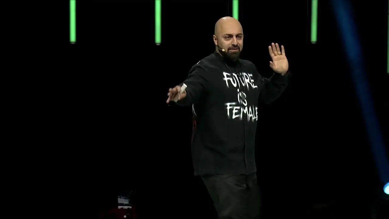 Ali Mahlodji with open arms on stage in Prague