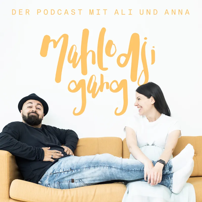 Das erste Mahlodjigang-Cover mit Schriftzug: Anna und Ali auf dem gelben Sofa