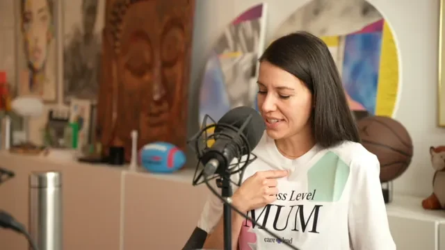 Anna Mahlodji lacht ins Mikrofon, Standbild aus der Video-Folge 36