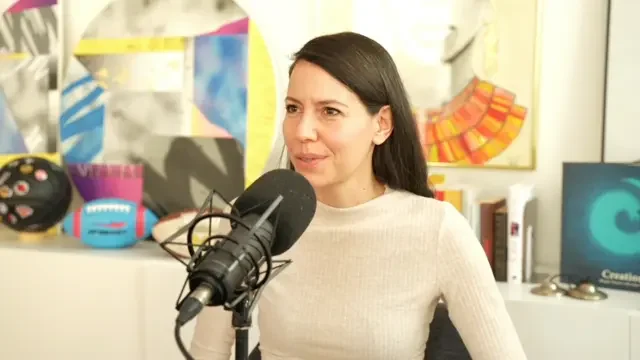 Anna Mahlodji im Studio am Mikrofon, Standbild aus Folge 39