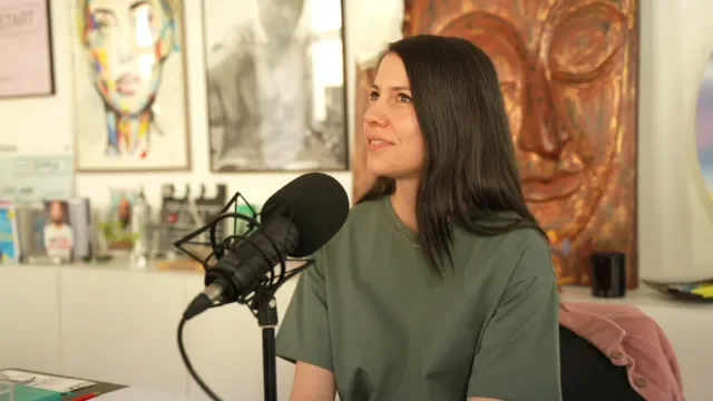 Anna Mahlodji im Studio am Mikrofon, Standbild aus Folge 40