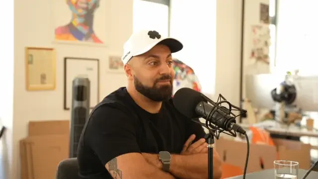Ali Mahlodji im Studio am Mikrofon, Standbild aus Folge 41