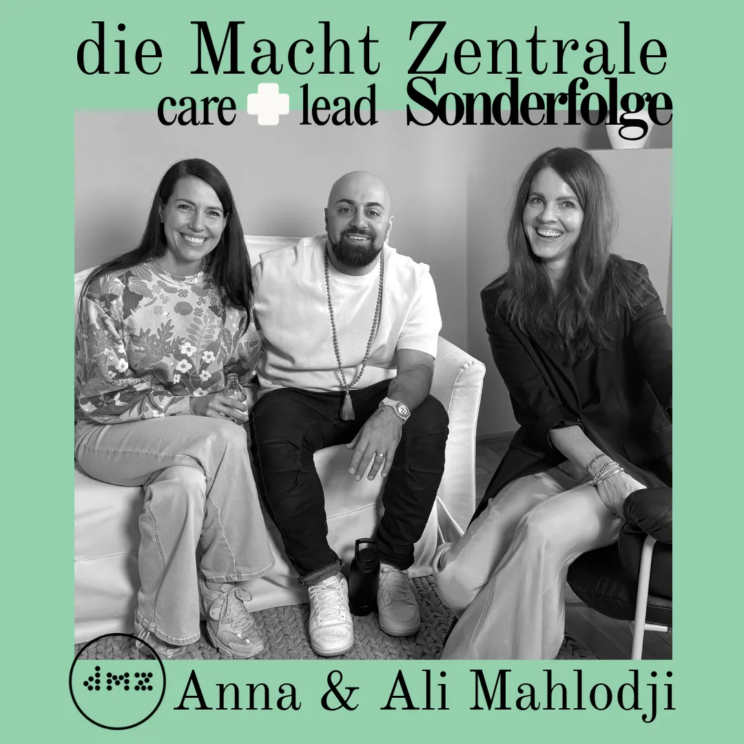 Grafik der Podcast-Sonderfolge „die Macht Zentrale“ mit Anna und Ali Mahlodji und Vera Steinhäuser