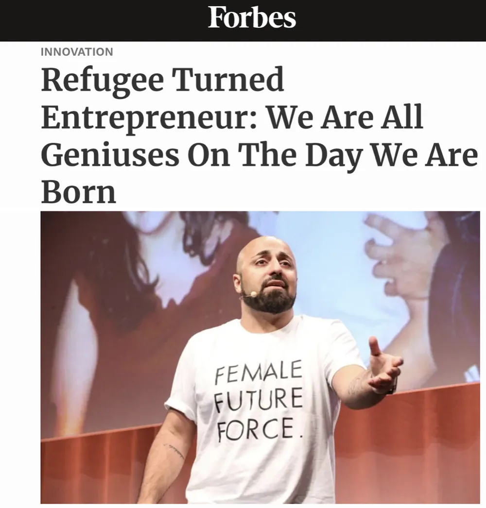 Forbes: „Refugee Turned Entrepreneur“ – Ali Mahlodji auf der Bühne