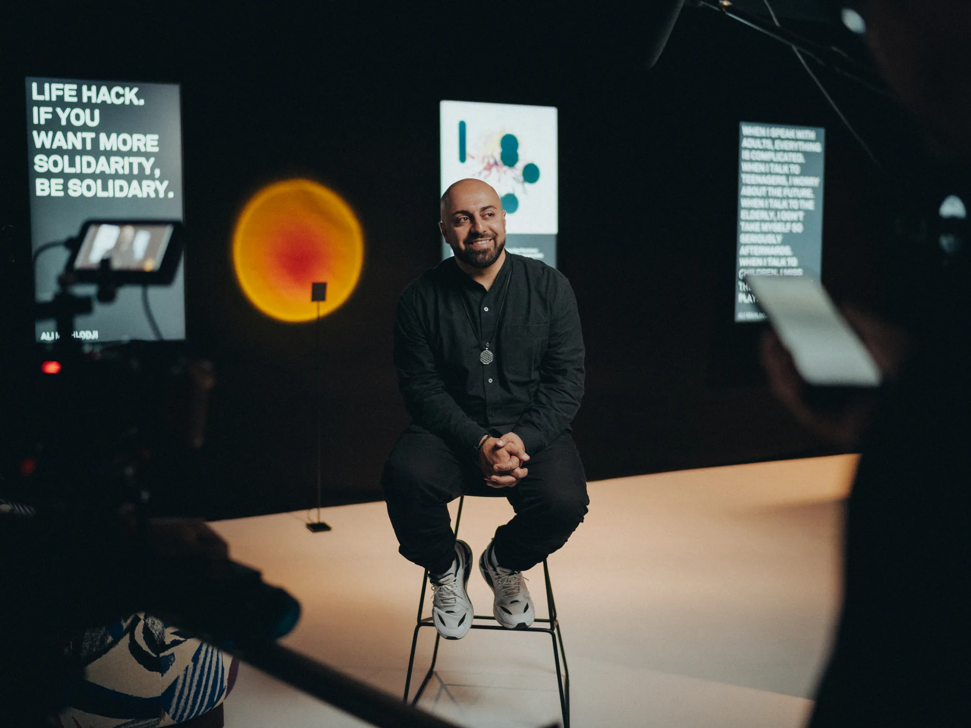 Ali Mahlodji im Studio-Interview vor laufender Kamera