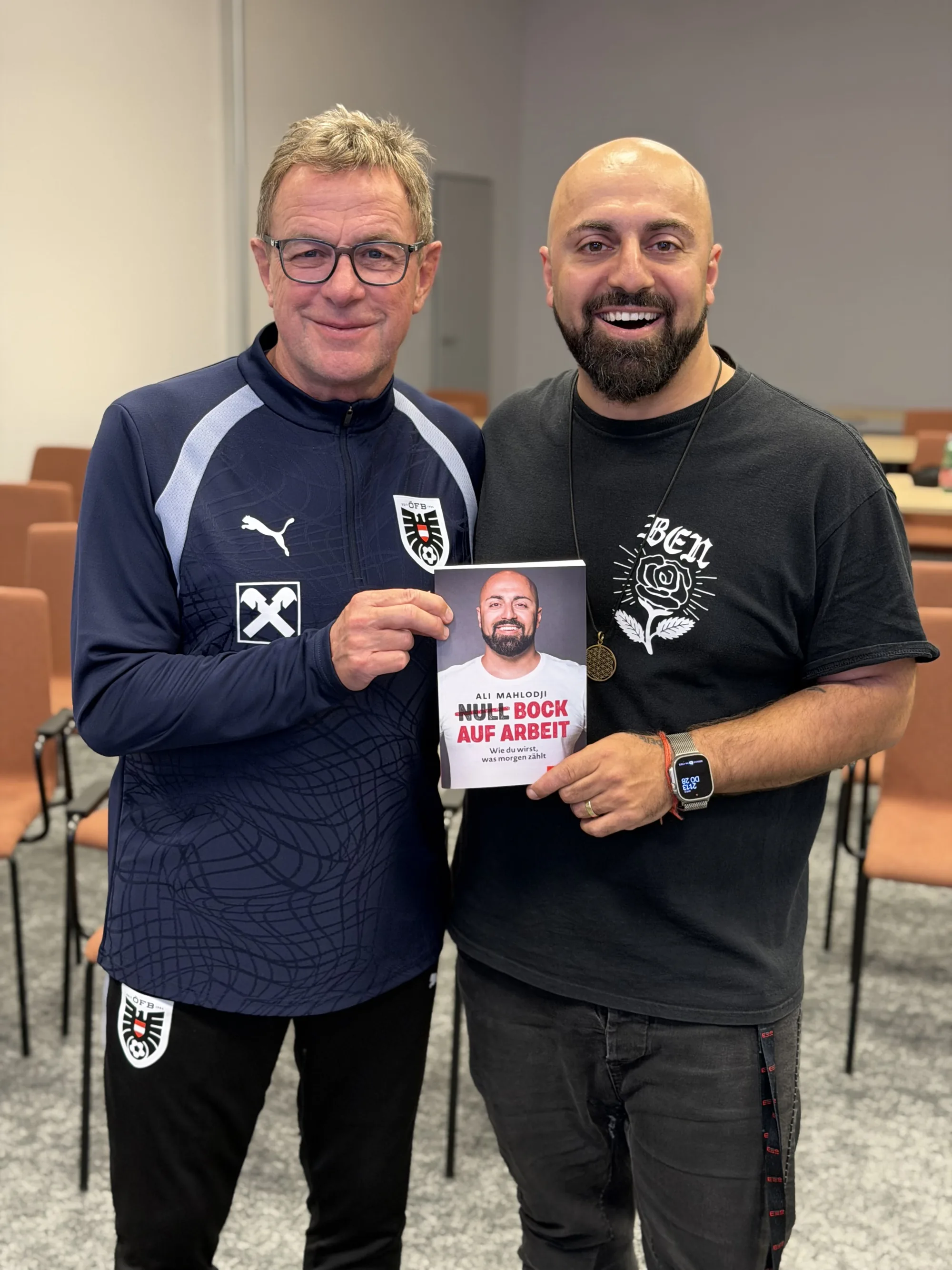 Ralf Rangnick und Ali Mahlodji mit dem Buch „Bock auf Arbeit“ (Foto: Matthias Lechner)