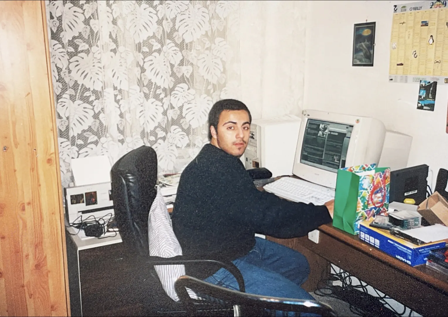 Ali Mahlodji am Computer nach dem Schulabbruch