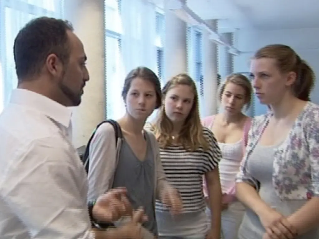 Ali Mahlodji als Lehrer mit Schülerinnen