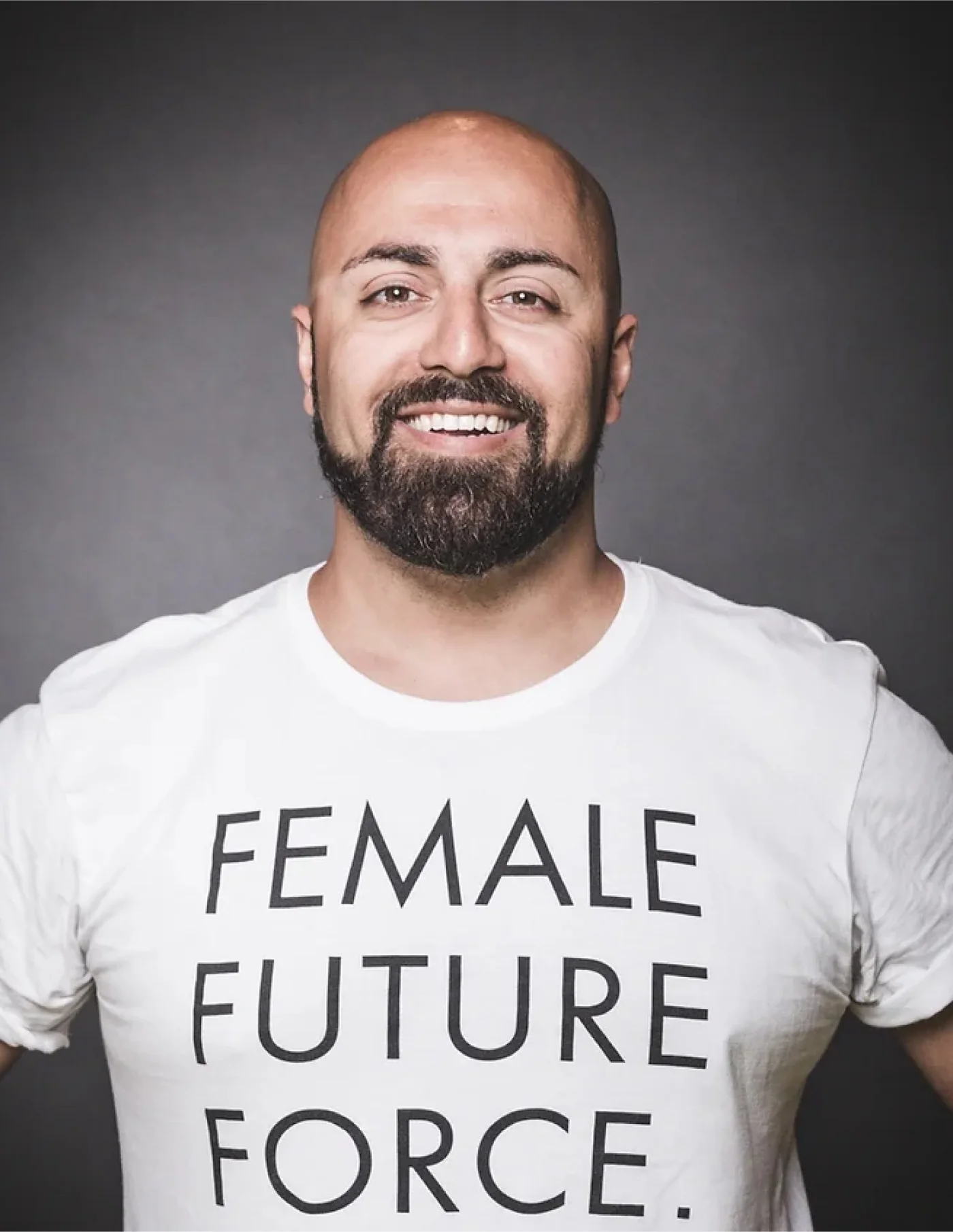 Ali Mahlodji lachend im T-Shirt „Female Future Force“