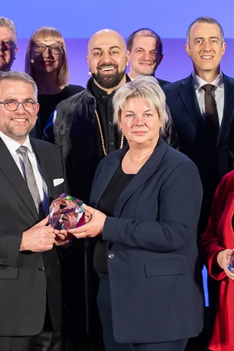 Ali Mahlodji mit der Jury des Deutschen Fachkräftepreises