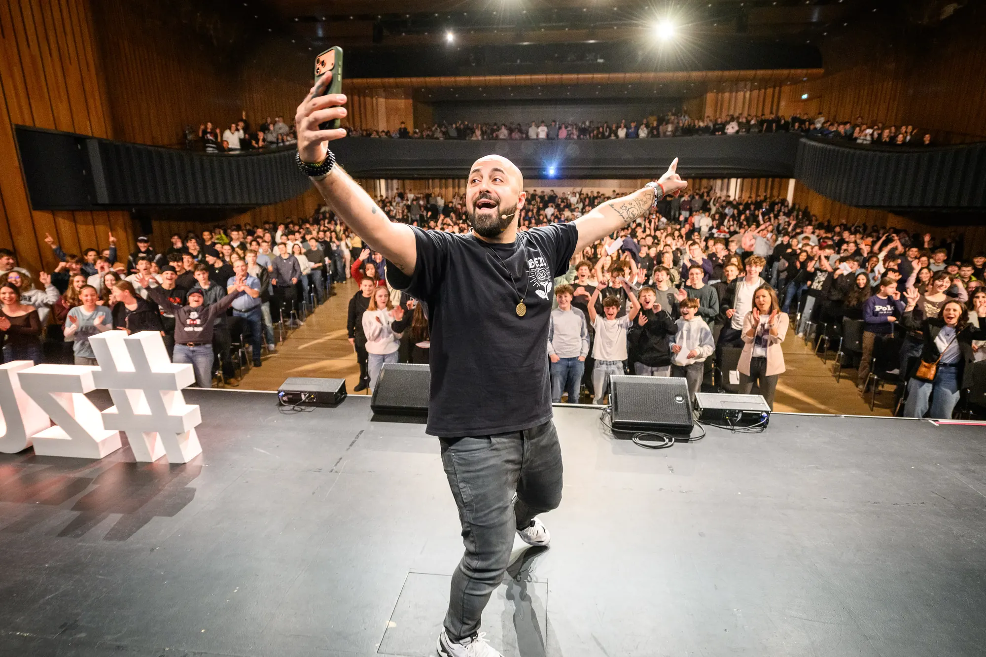 Ali Mahlodji vor 1.200 Jugendlichen im Montforthaus